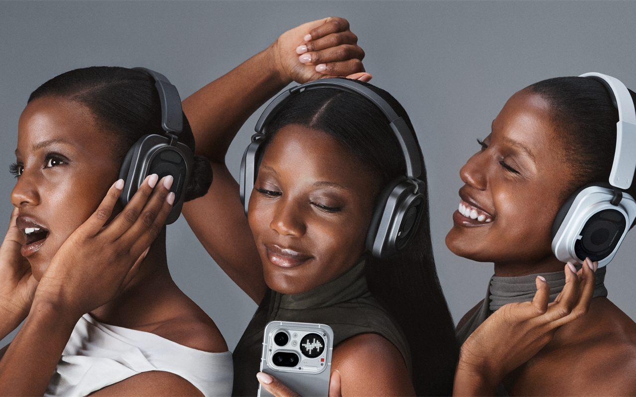 Trois femmes écoutent leur musique avec le casque Nothing Headphone (1) Pro, smartphone en main