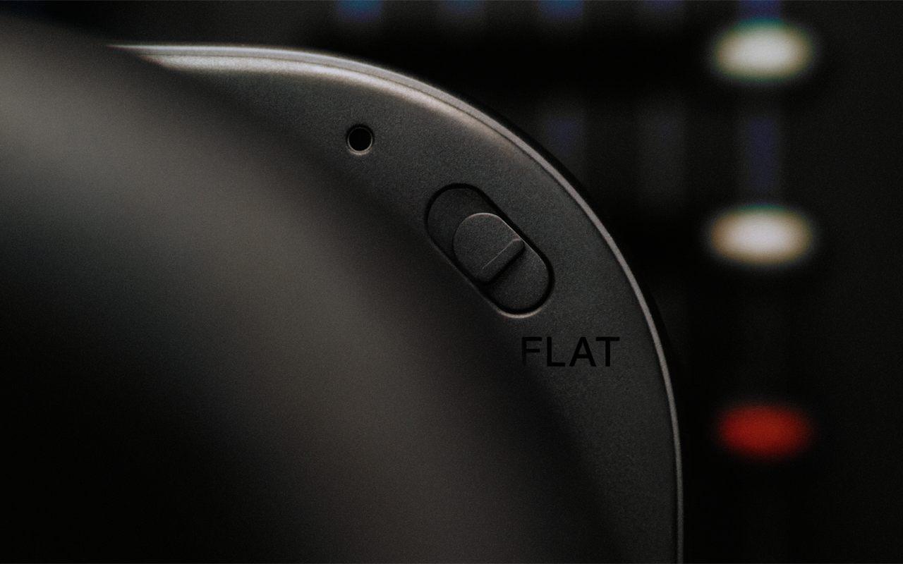 L'interrupteur FLAT sur l'oreillette du casque Nothing Headphone (1) Pro