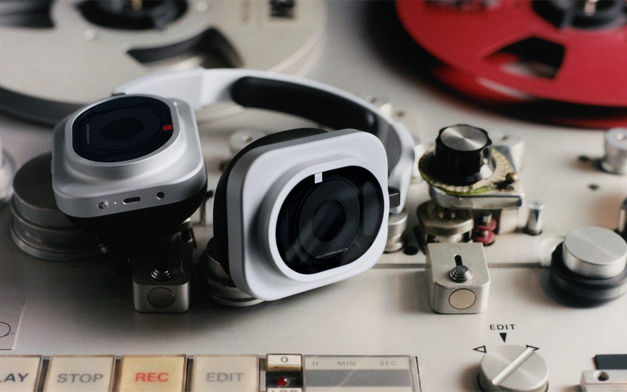 Le Nothing Headphone (1) Pro blanc posé sur un magnétophone à bandes