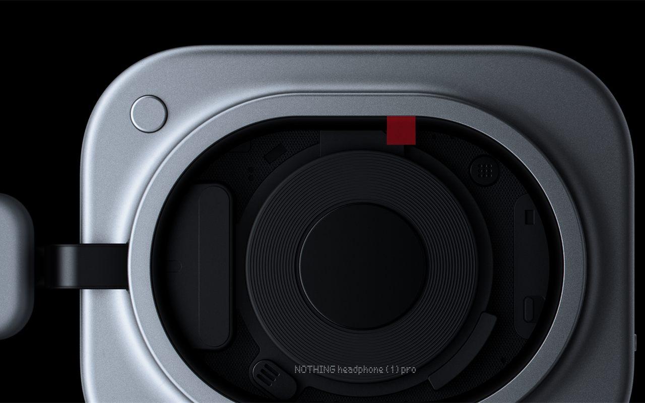 Gros plan sur l'oreillette blanche du Nothing Headphone (1) Pro