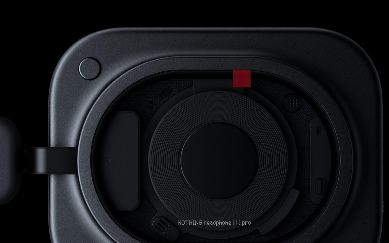Gros plan sur l'oreillette noire du Nothing Headphone (1) Pro et son relief sous le verre