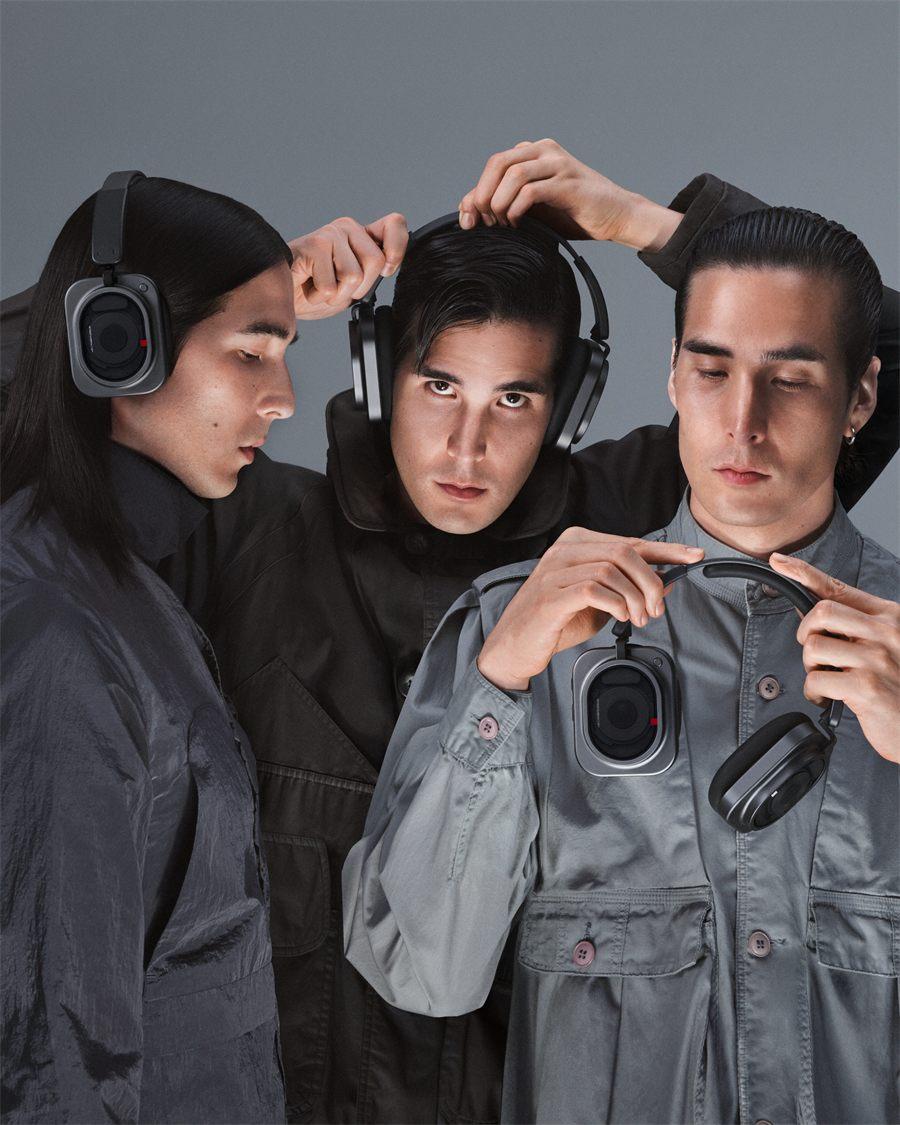 Un homme ajuste l'arceau de son casque Nothing Headphone (1) Pro noir