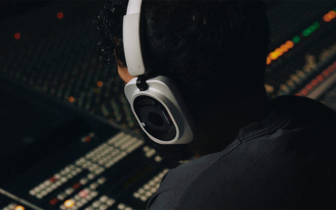 Entendre jusqu&rsquo;au souffle d&rsquo;une voix, comme dans la régie du mythique studio Metropolis : c&rsquo;est ce que vous promet le nouveau casque sans fil Nothing Headphone (1) Pro.