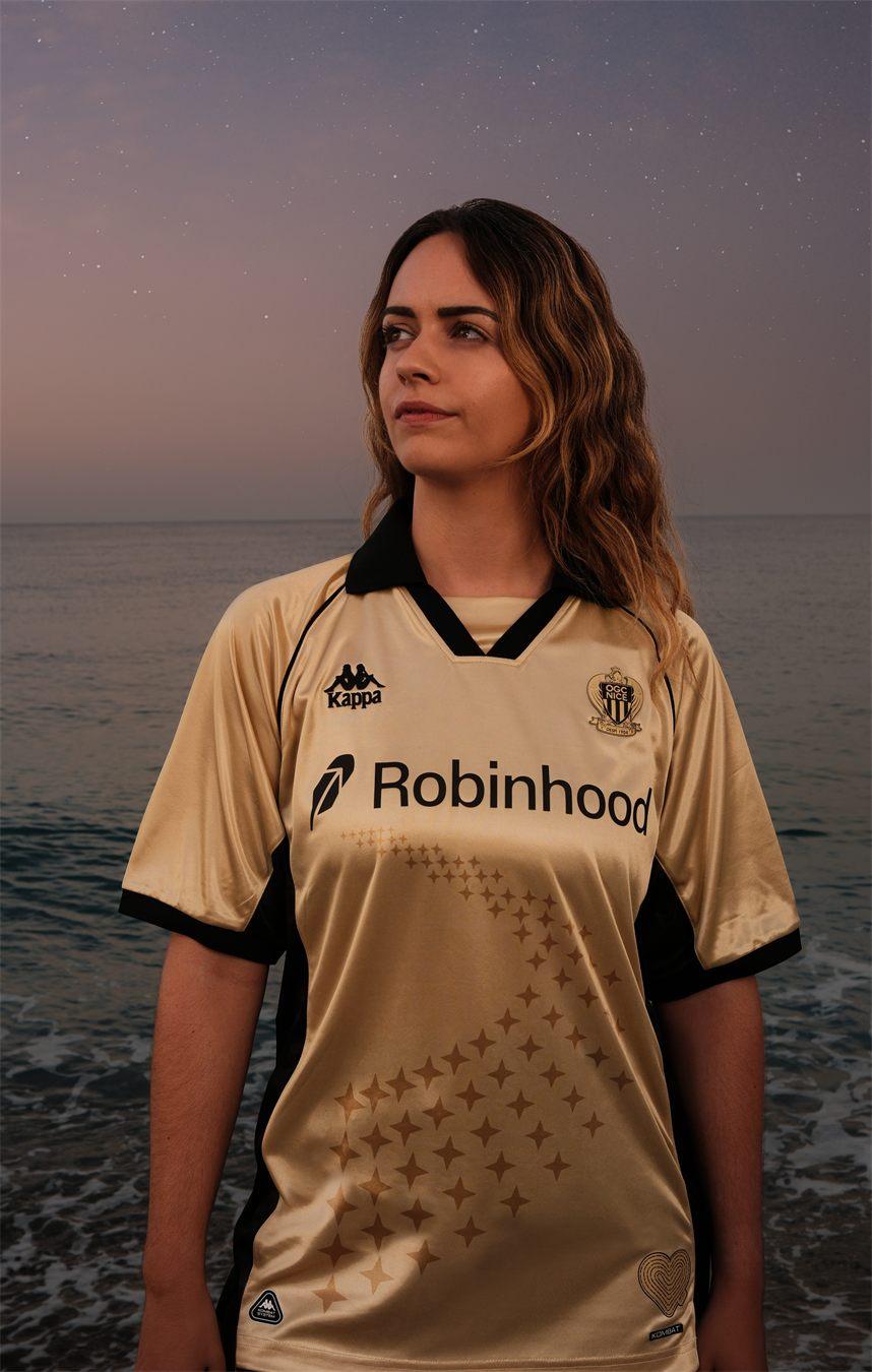 Les 86 étoiles dorées du maillot hommage de l'OGC Nice dessinent la courbe de la Baie des Anges