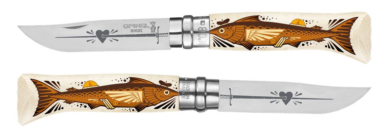 Les deux faces du couteau Opinel N°08 The Swordfisherman, manche en hêtre et lame gravée