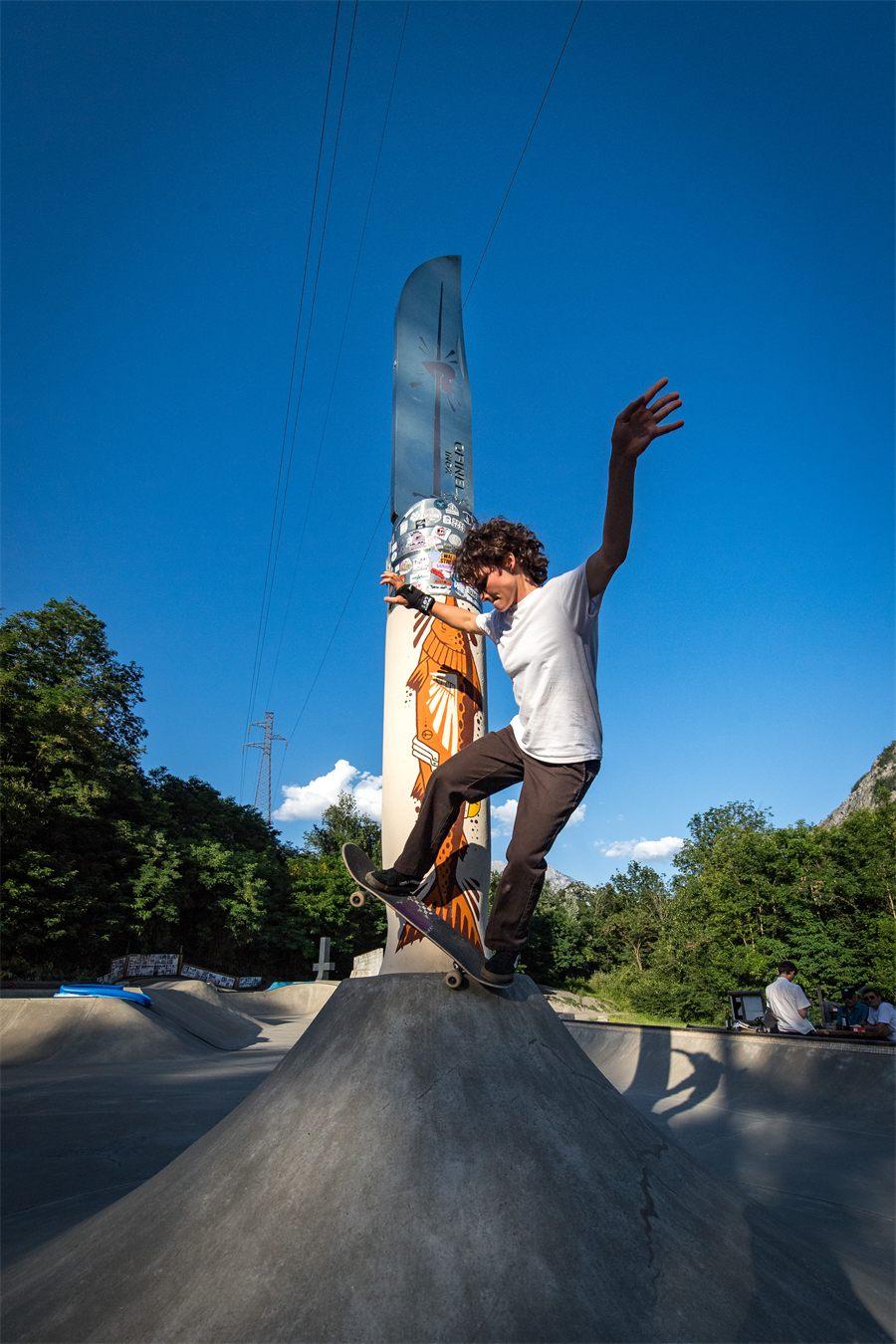 Un skateur passe sur le cône de béton du Volcano Opinel, au Versus Skatepark