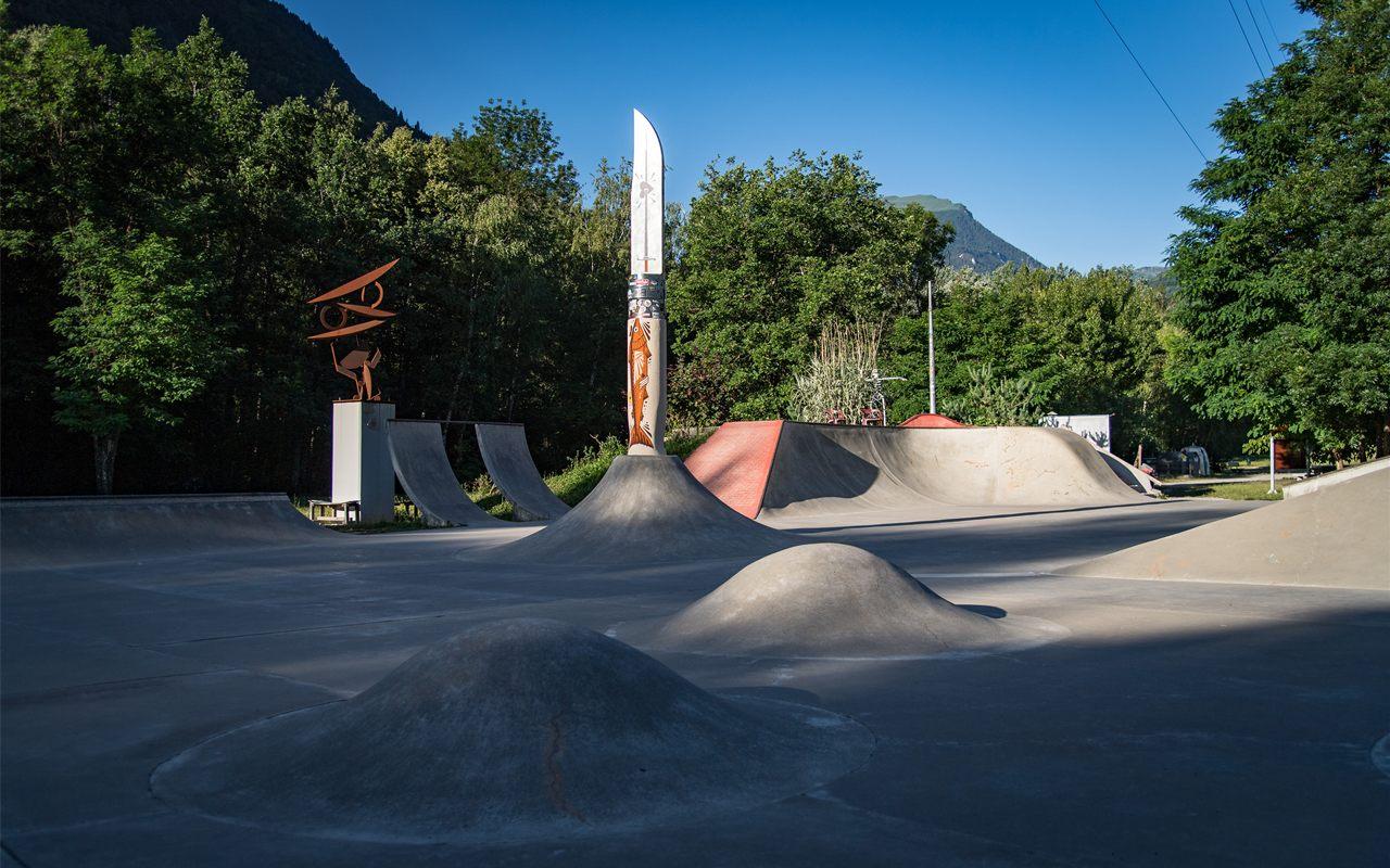 Le Volcano Opinel planté au milieu des bosses de béton du Versus Skatepark de Saint-Jean-de-Maurienne