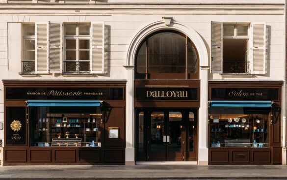 L’Opéra est l’un des sommets de la pâtisserie française, et il se déguste de nouveau là où il a été inventé : Dalloyau rouvre son adresse du Faubourg-Saint-Honoré avec une carte revisitée par sa cheffe