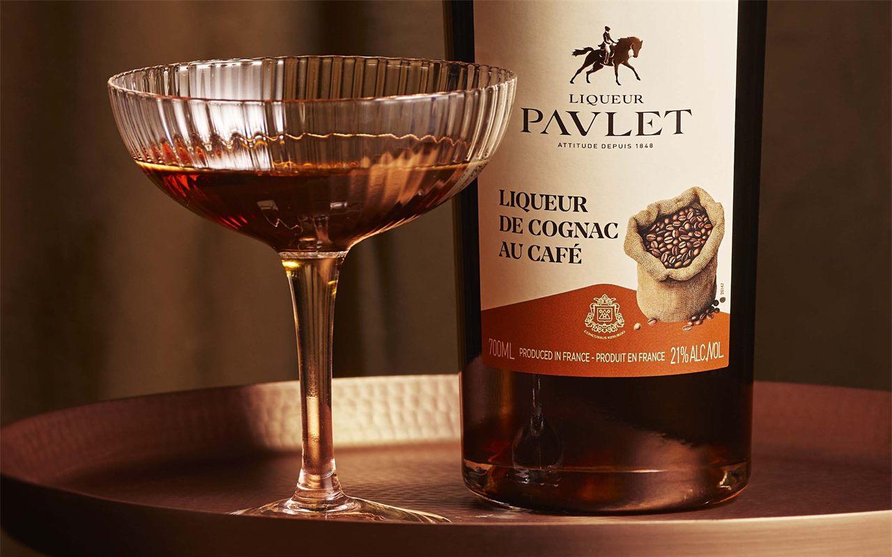 Espresso Martini préparé à la liqueur de café Paulet, servi en coupette