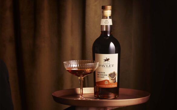 Sous la torréfaction de la liqueur de café Paulet, il n&rsquo;y a pas l&rsquo;alcool neutre habituel, mais une eau-de-vie de Charente venue en arrondir l&rsquo;intensité