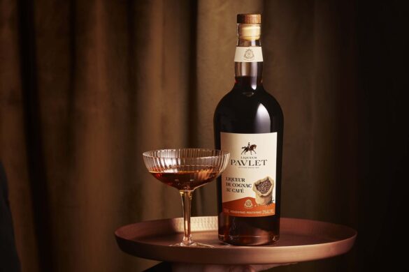 Sous la torréfaction de la liqueur de café Paulet, il n&rsquo;y a pas l&rsquo;alcool neutre habituel, mais une eau-de-vie de Charente venue en arrondir l&rsquo;intensité