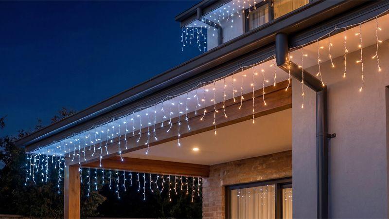 Guirlande en stalactites Philips Hue Festavia accrochée sous le toit d'une maison