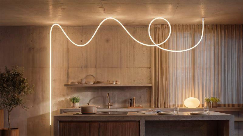 Cordon lumineux Philips Hue Liane 360° dessinant des vagues au plafond d'une cuisine