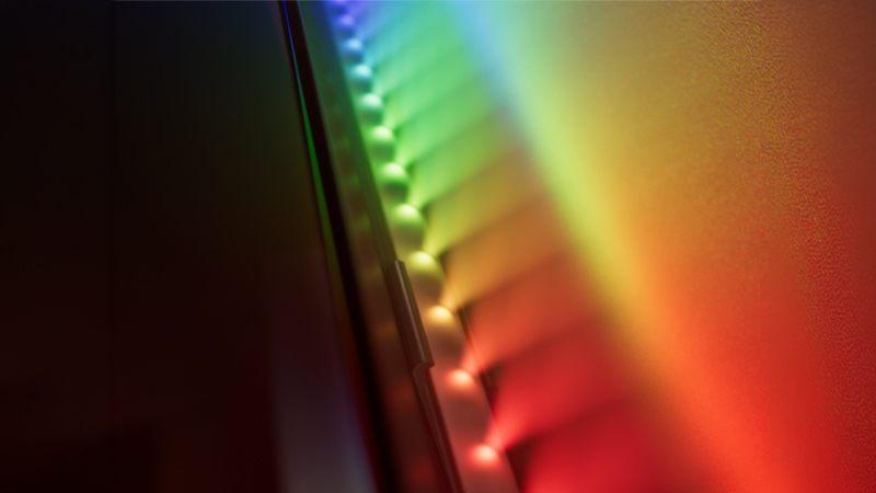 Ruban lumineux dégradé Philips Hue Play derrière un téléviseur, en dégradé de couleurs