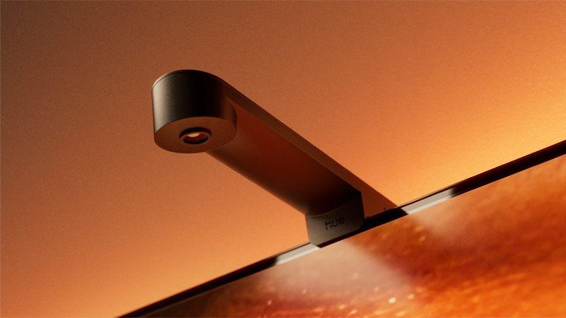 Objectif de la caméra Philips Hue Play Screen Sync pointé vers la dalle du téléviseur