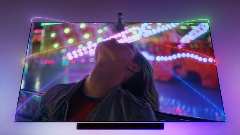 Téléviseur dont les couleurs de l'image débordent sur le mur avec Philips Hue