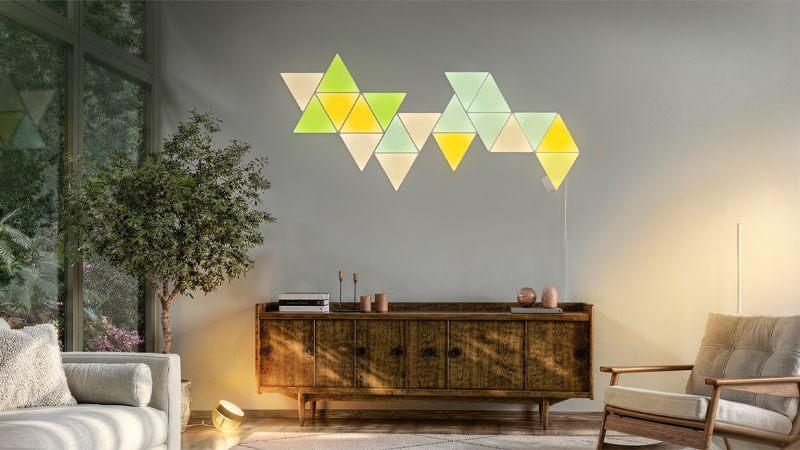 Panneaux triangulaires Nanoleaf allumés dans un salon, pilotés par Philips Hue