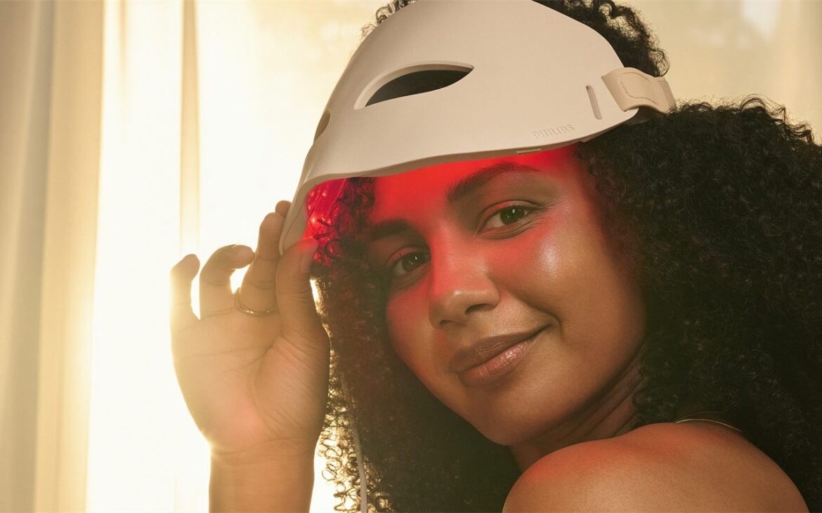 La plupart des masques LED oublient le cou, qui vieillit deux fois plus vite que le visage : le Philips ReAura lui consacre une pièce entière