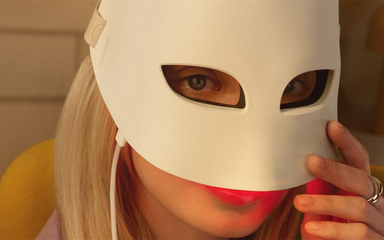 Gros plan du masque LED Philips ReAura porté, les yeux visibles à travers les ouvertures