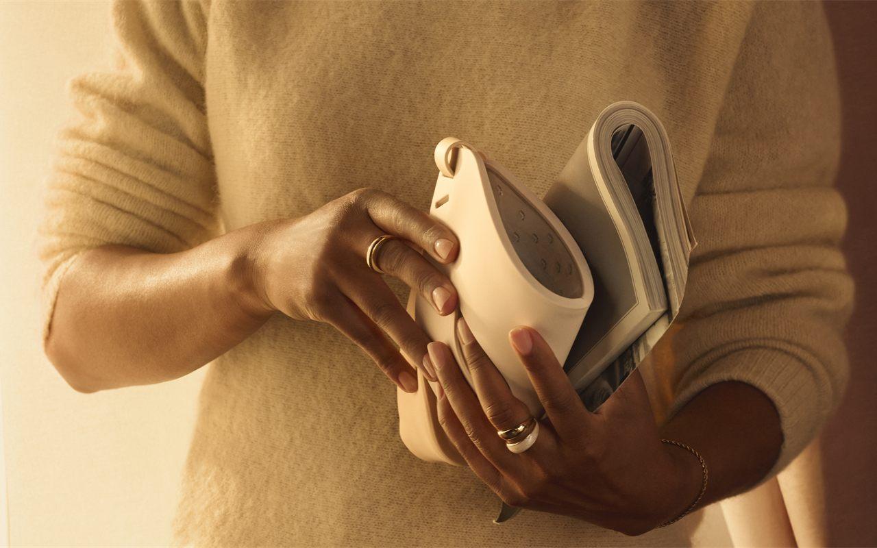 Le masque en silicone souple plié et tenu dans les mains