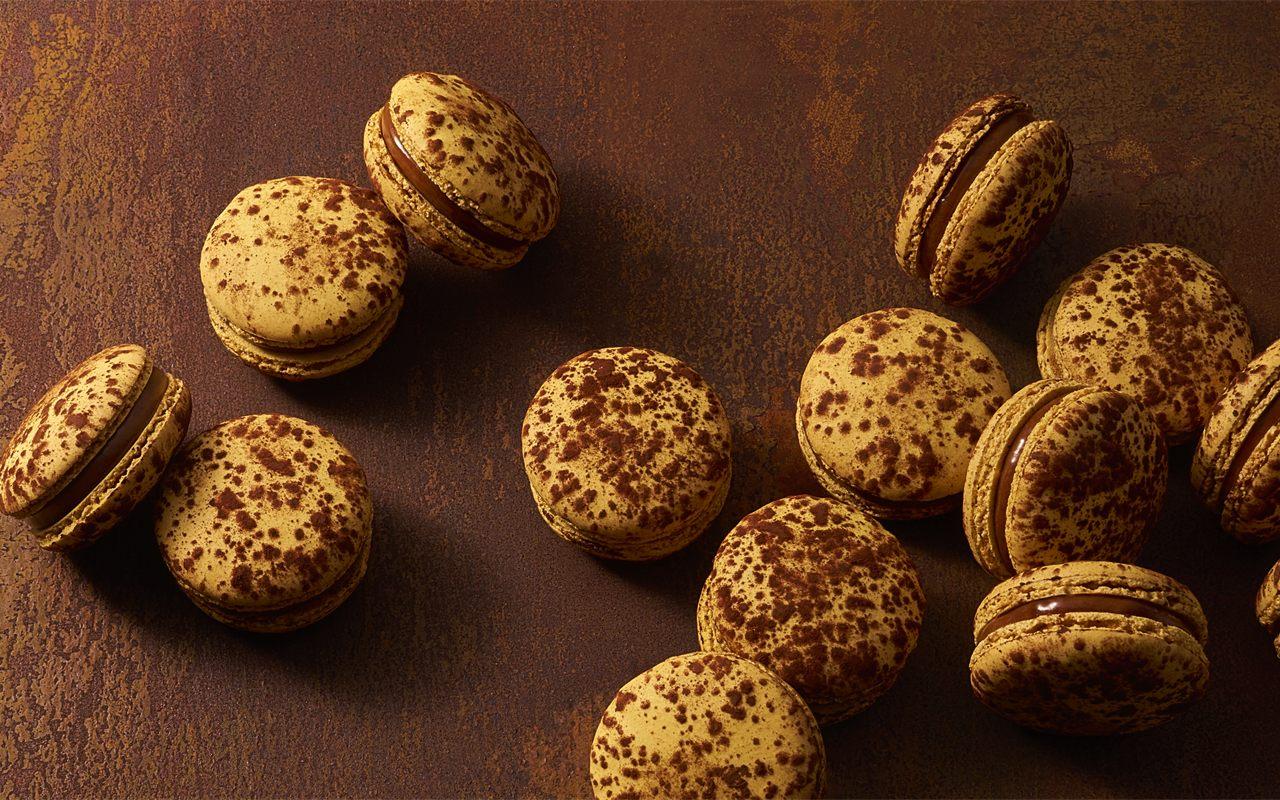 Macarons Mogador de Pierre Herme, coques jaunes mouchetees de cacao