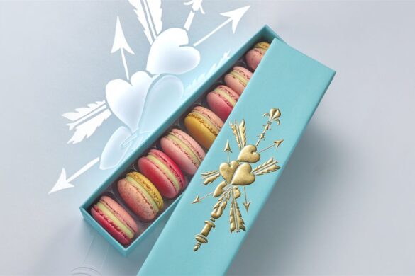 Sur son portrait du Petit Trianon, Marie-Antoinette tient une rose : Pierre Hermé et Sofia Coppola vous la font croquer en trois nuances de macaron