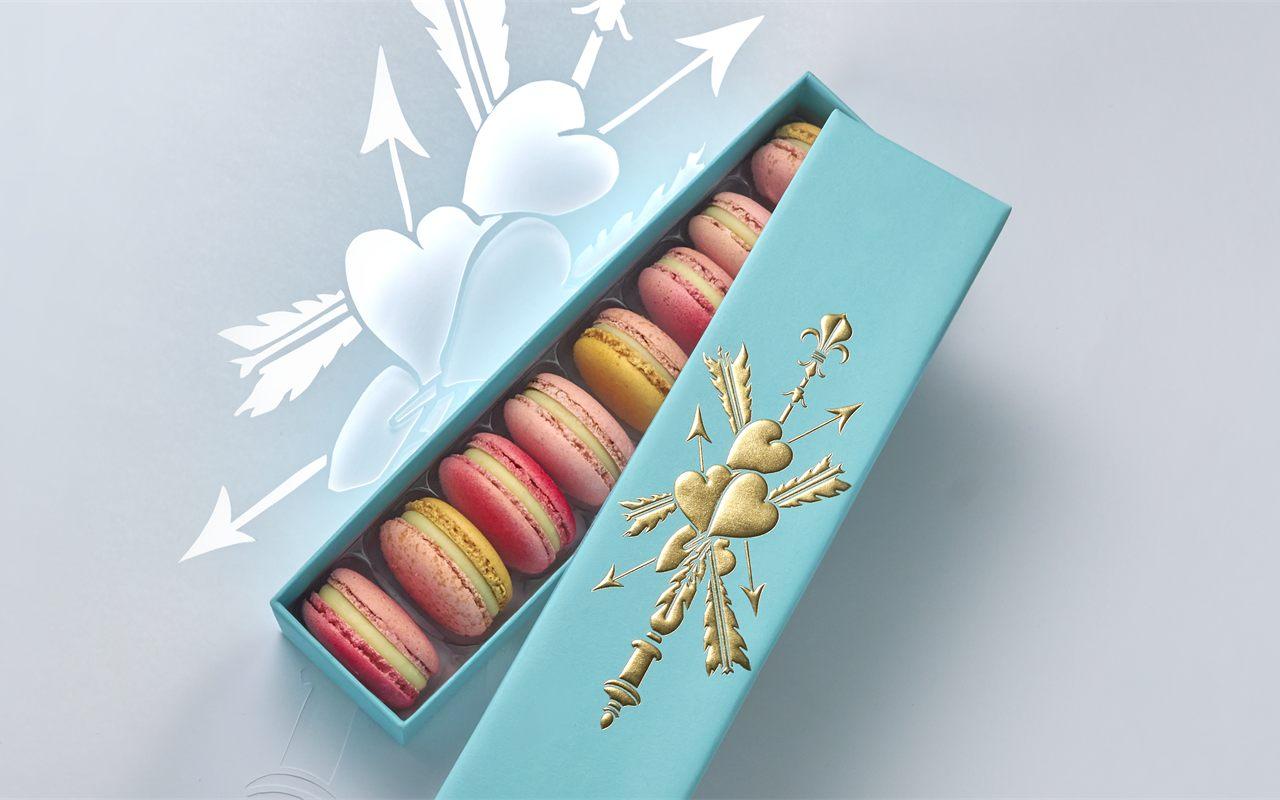 Sur son portrait du Petit Trianon, Marie-Antoinette tient une rose : Pierre Hermé et Sofia Coppola vous la font croquer en trois nuances de macaron