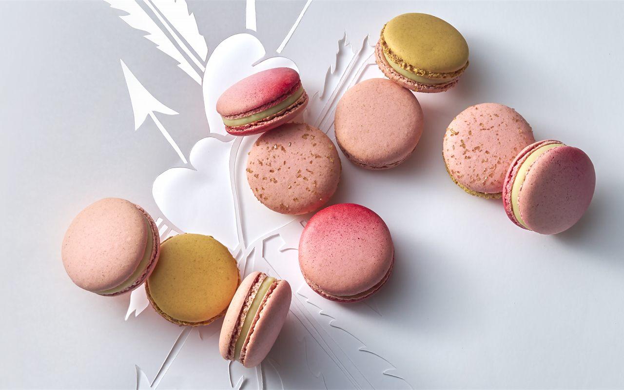 Les trois macarons à la rose de Pierre Hermé x Sofia Coppola posés sur un décor de papier découpé