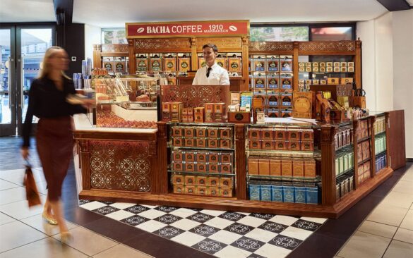 Boulevard Haussmann, un décor de palais de Marrakech capte votre regard, votre curiosité. Et vous voilà au pop-up Bacha Coffee à choisir entre deux cents cafés rares qui seront moulus devant vous.