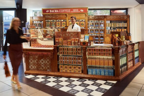 Boulevard Haussmann, un décor de palais de Marrakech capte votre regard, votre curiosité. Et vous voilà au pop-up Bacha Coffee à choisir entre deux cents cafés rares qui seront moulus devant vous.