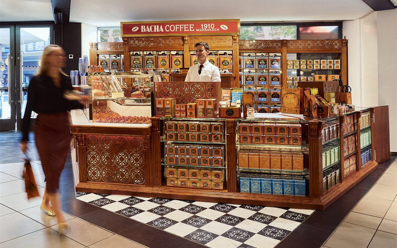 Boulevard Haussmann, un décor de palais de Marrakech capte votre regard, votre curiosité. Et vous voilà au pop-up Bacha Coffee à choisir entre deux cents cafés rares qui seront moulus devant vous.