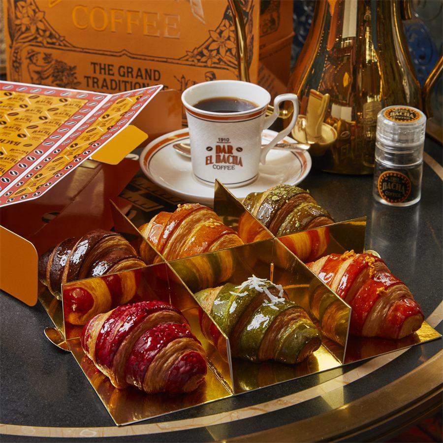 Croissants signature Bacha Coffee et tasse de café vus de dessus