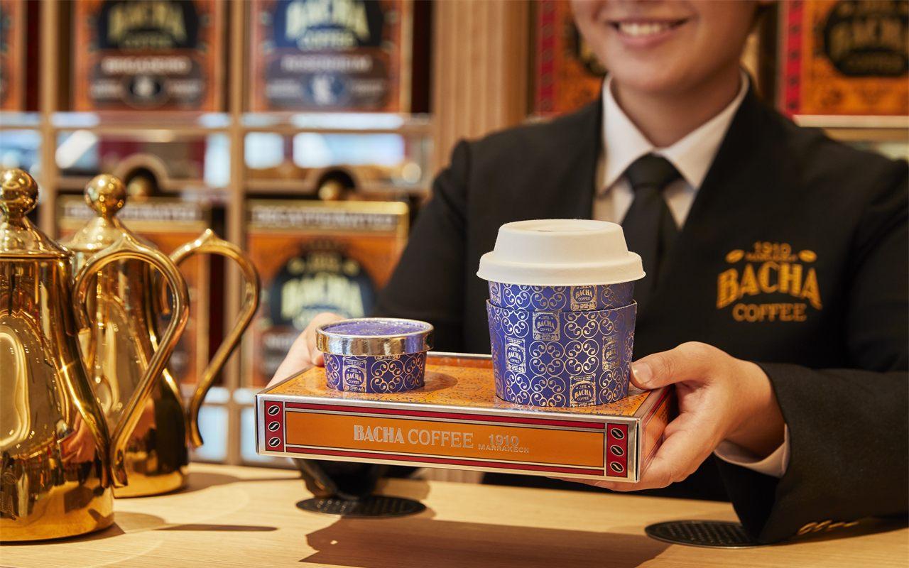 Le plateau à emporter Bacha Coffee, sa tasse et sa portion de Chantilly