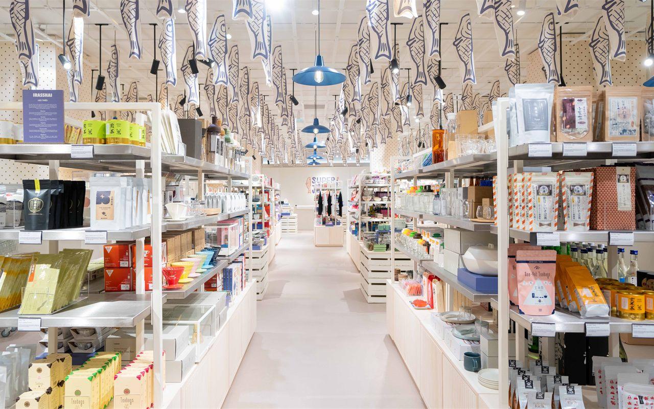 Allée du pop-up iRASSHAi au Bon Marché sous les carpes koinobori