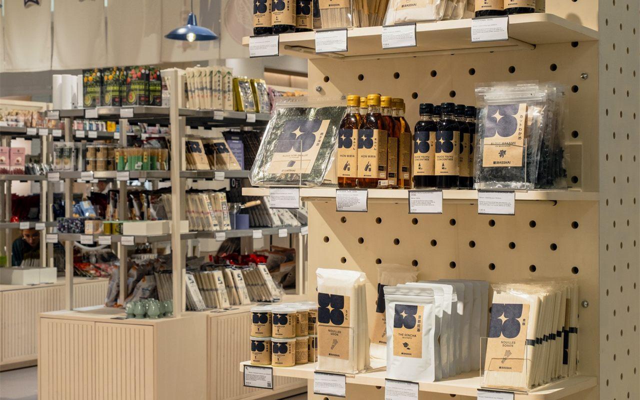 Produits d'épicerie japonaise iRASSHAi présentés sur un panneau perforé au Bon Marché