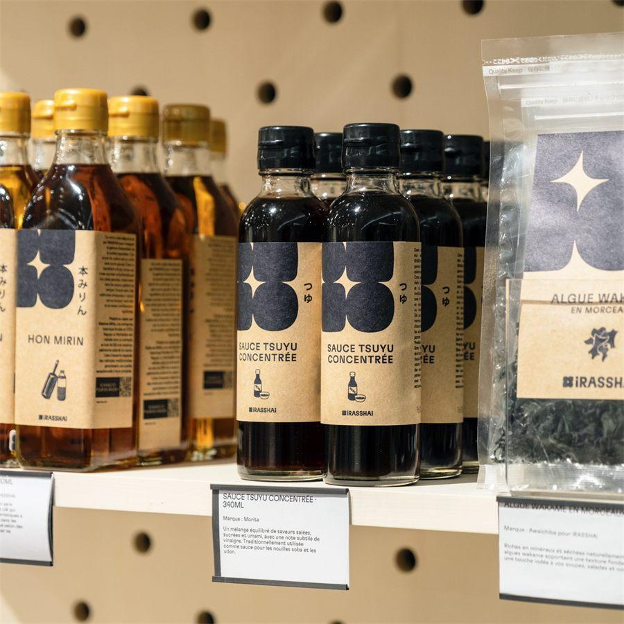 Bouteilles de sauce tsuyu concentrée et de hon mirin au pop-up iRASSHAi