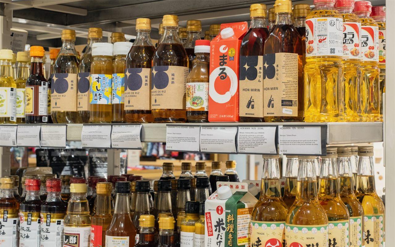 Vinaigres de riz et mirin sur les étagères du pop-up iRASSHAi