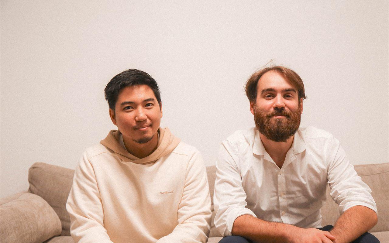 François Vonthron et Antoine Yuen, cofondateurs de Poppins, assis sur un canapé