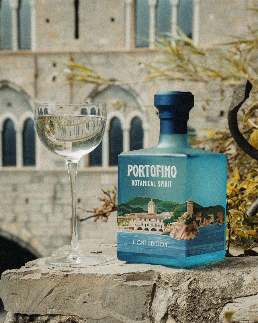 Coupe servie à côté de la bouteille de Portofino Botanical Spirit sur un muret de pierre