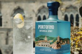 Des algues distillées et de l&rsquo;eau de la mer Méditerranée : Portofino a enfermé tout un littoral dans son Botanical Spirit, et vous promet les embruns dès le premier verre.