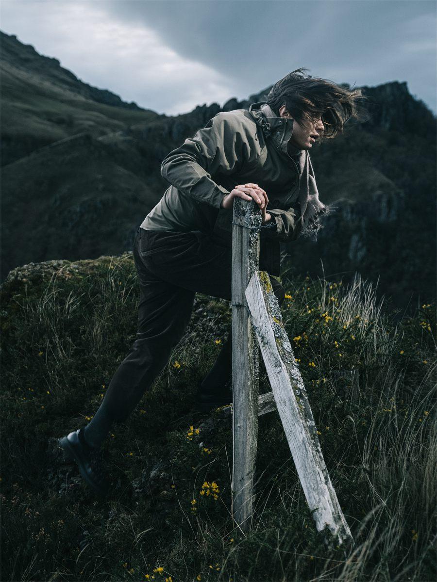Pièce en coton Ventile portée face au vent sur une lande de montagne