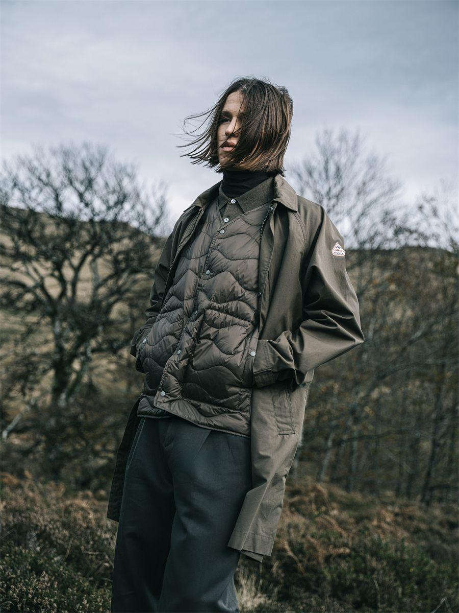 Manteau Inverness ouvert sur un gilet matelassé, écusson Pyrenex à la manche
