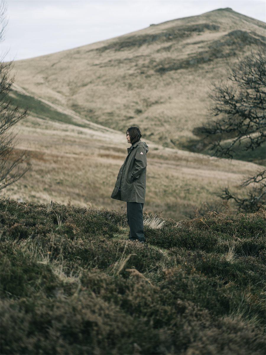 Manteau Inverness en coton Ventile porté dans la bruyère, longueur jusqu'à la cuisse