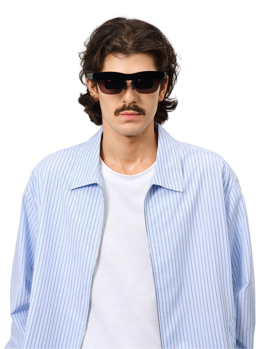 Homme portant les lunettes RayNeo GT Max, chemise rayée bleue
