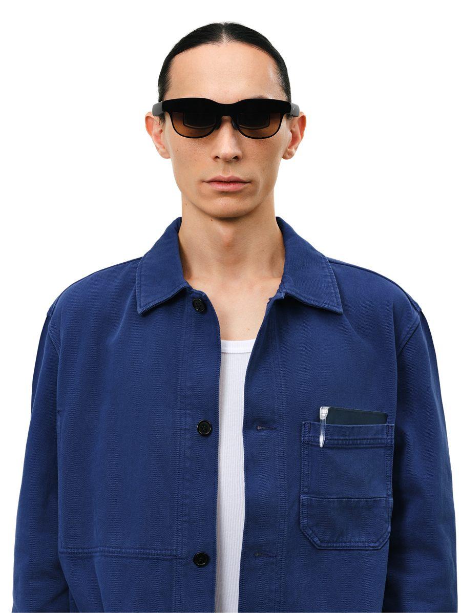 Homme portant les lunettes RayNeo GT, veste de travail bleue