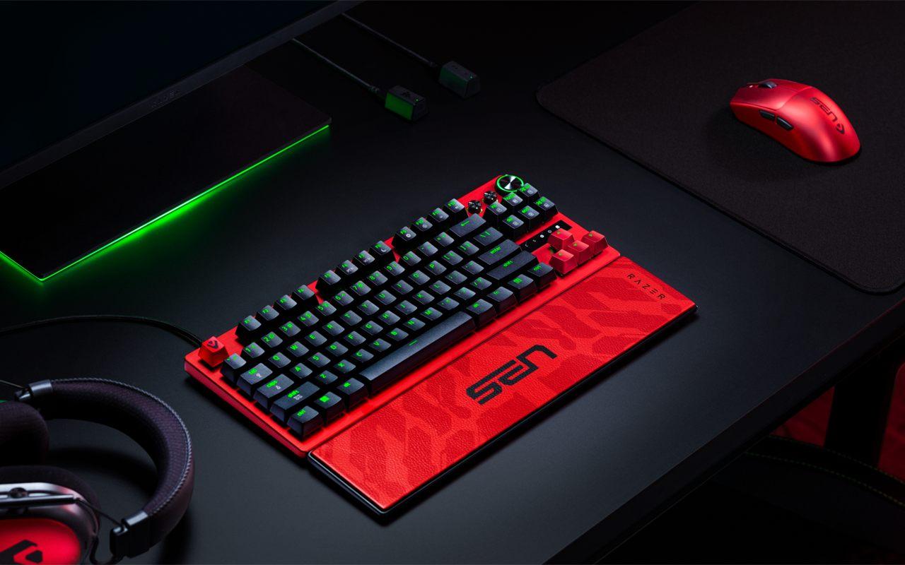 Le clavier Razer Huntsman V3 Pro Sentinels sur un bureau en rouge et noir