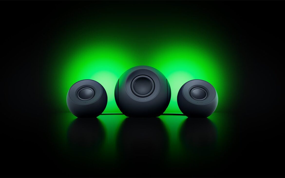 Les trois sphères du Razer Mako passeraient pour des objets de déco contemporaine, jusqu&rsquo;à ce que la partie démarre et qu&rsquo;elles illuminent le mur de couleur et vos oreilles d&rsquo;un son spatial