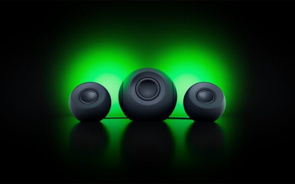 Les trois sphères du Razer Mako passeraient pour des objets de déco contemporaine, jusqu&rsquo;à ce que la partie démarre et qu&rsquo;elles illuminent le mur de couleur et vos oreilles d&rsquo;un son spatial