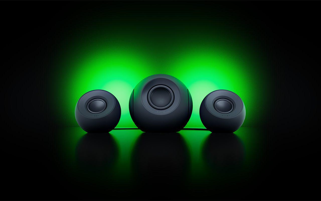 Les trois sphères du Razer Mako passeraient pour des objets de déco contemporaine, jusqu&rsquo;à ce que la partie démarre et qu&rsquo;elles illuminent le mur de couleur et vos oreilles d&rsquo;un son spatial