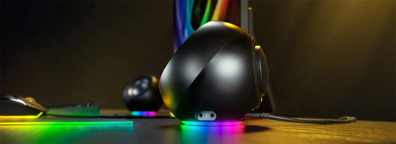 L'arrière d'une enceinte Razer Mako X devant un écran allumé